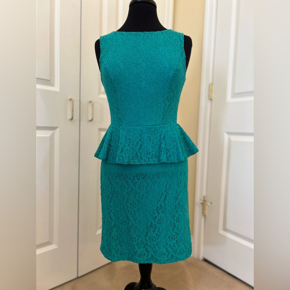 Ladies dress by Bisou Bisou. Sz 6. Turquoise lace with exposed back zipper.